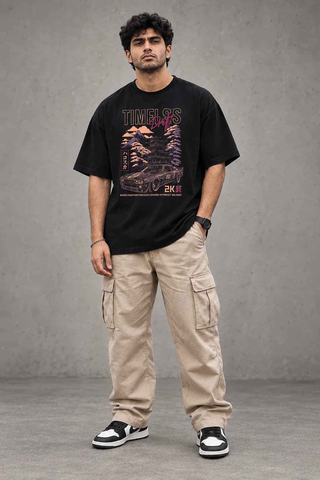 TIMELESS DRIFT OVERSIZED: Front oversized model view